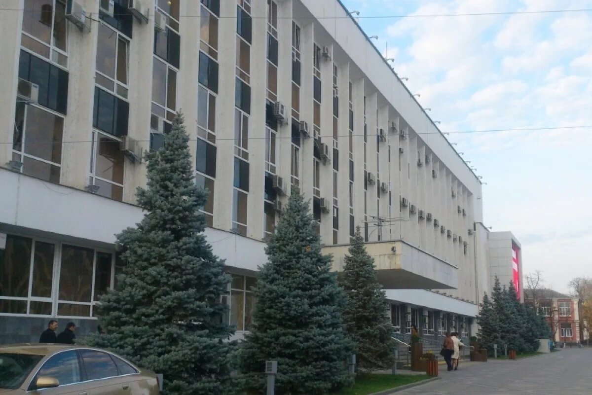    Возле мэрии Краснодара неизвестные пытались зарезать двух мужчин