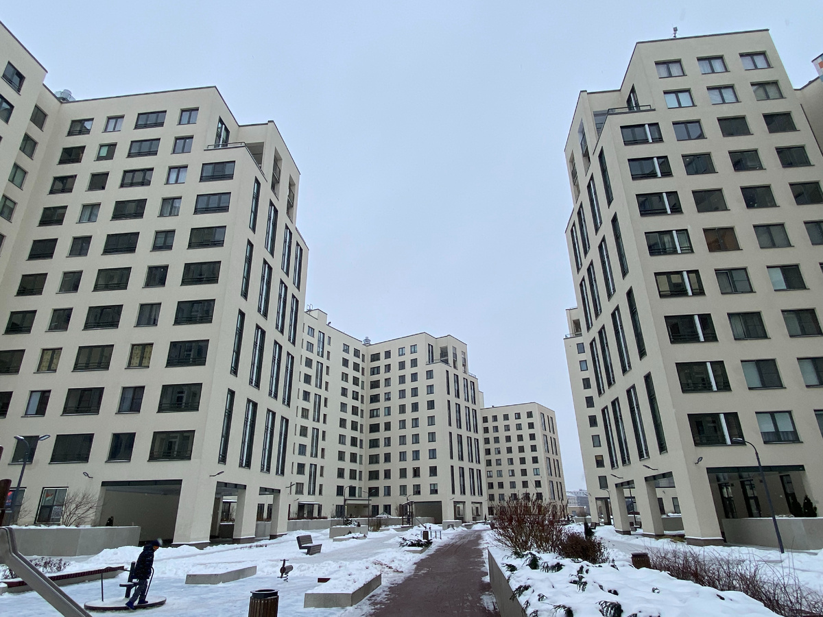 Жилой комплекс с квартирами (ЖК "Галактика Про"), пешеходные дорожки и площадка для детей - отличие от апартаментов