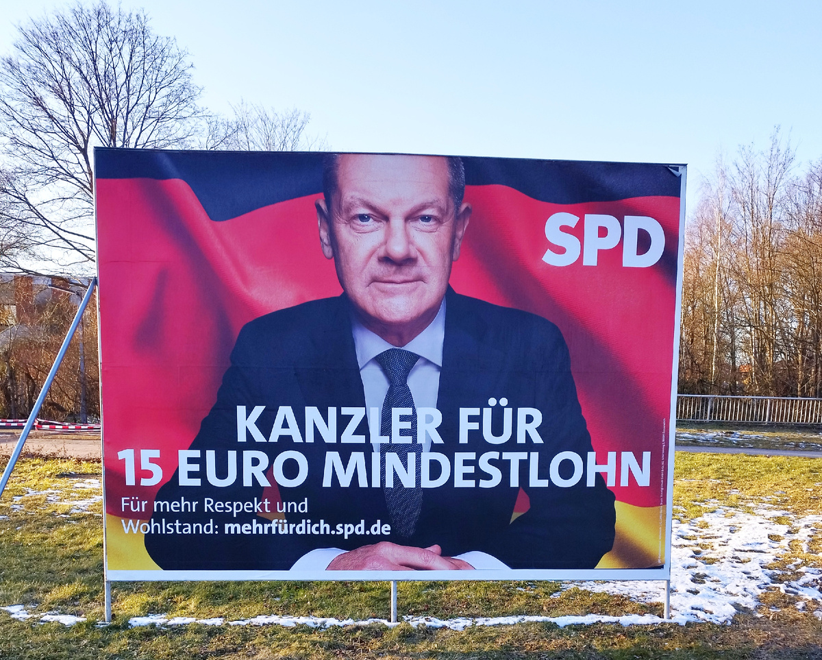 SPD. Плакат от Социал-демократической партии гласит: Канцлер за минимальную зарплату в 15 евро. "Сделано в Германии" - бонус для рабочих мест и низких цен на электроэнергию.