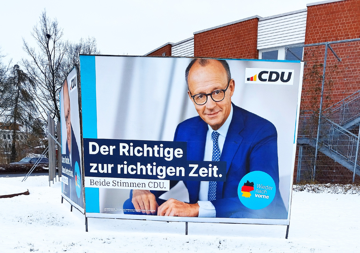 CDU. Консервативный блок ХДС/ХСС видит Фридриха Мерца в роли канцлера: "Правильный в правильное время. Оба голоса для ХДС."