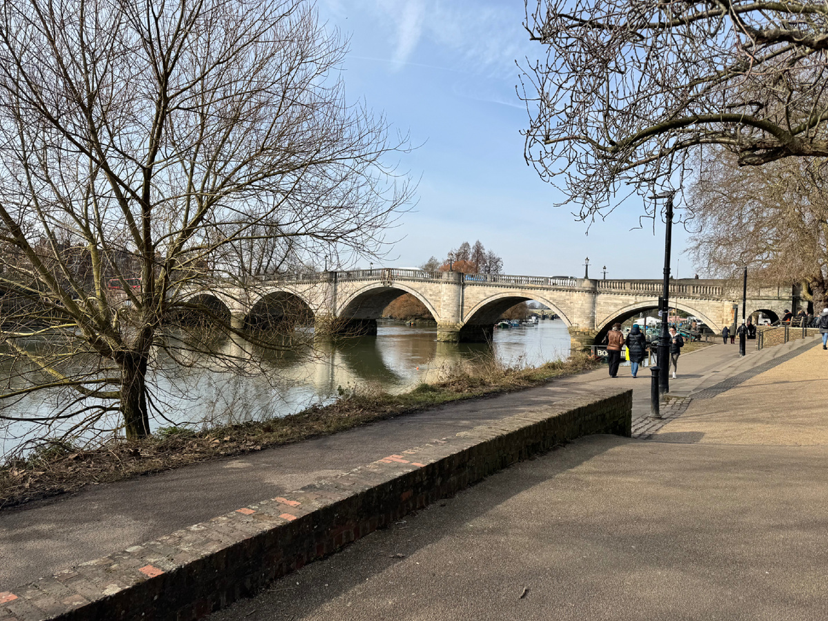 Вид на мост через Темзу, переехав его попадаешь из Ричмонда в город Твикенем