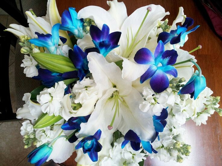 белые лилии - "непорочность"