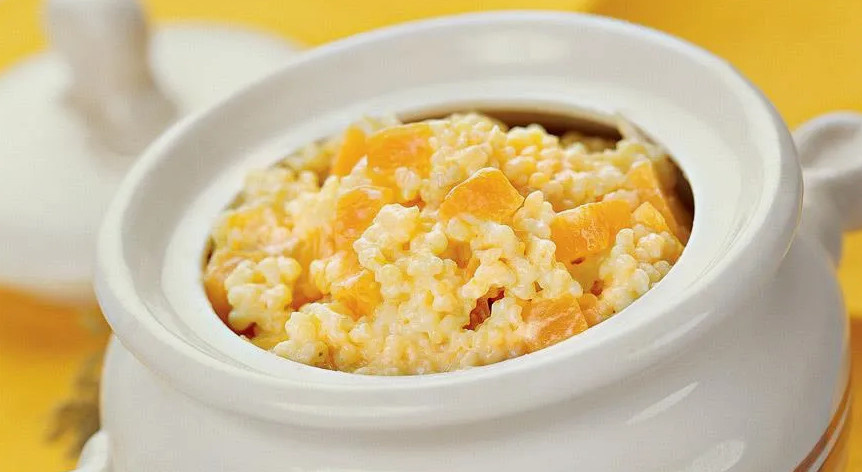 Приготовленная пшенная каша с тыквой на молоке