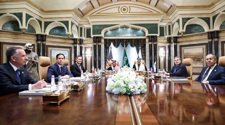    Пресс-служба МИД РФ/ТАСС Спецпосланник президента США по Ближнему Востоку Стивен Уиткофф, госсекретарь США Марко Рубио, помощник президента США по национальной безопасности Майк Уолтц, глава МИД Саудовской Аравии принц Фейсал бен Фархан Аль Сауд, советник по национальной безопасности Саудовской Аравии Мусаид бен Мухаммед аль-Айбан, глава МИД РФ Сергей Лавров и помощник президента РФ Юрий Ушаков (слева направо)