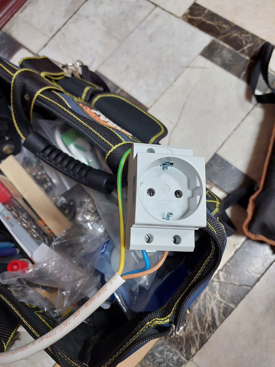 Силовая розетка на DIN рейку