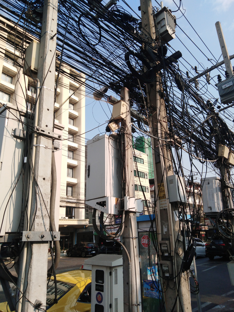 Мотки проводов просто поразили - страшный сон электрика))