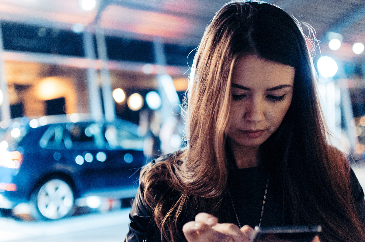 У меня куча фоток с разных мерориятий, где все мое внимание в телефоне