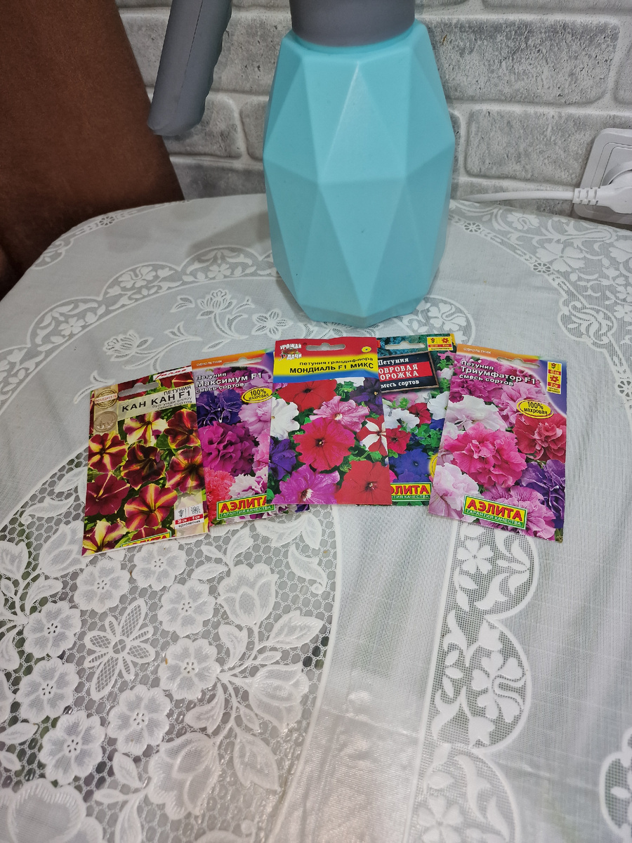 Несколько сортов петуний.