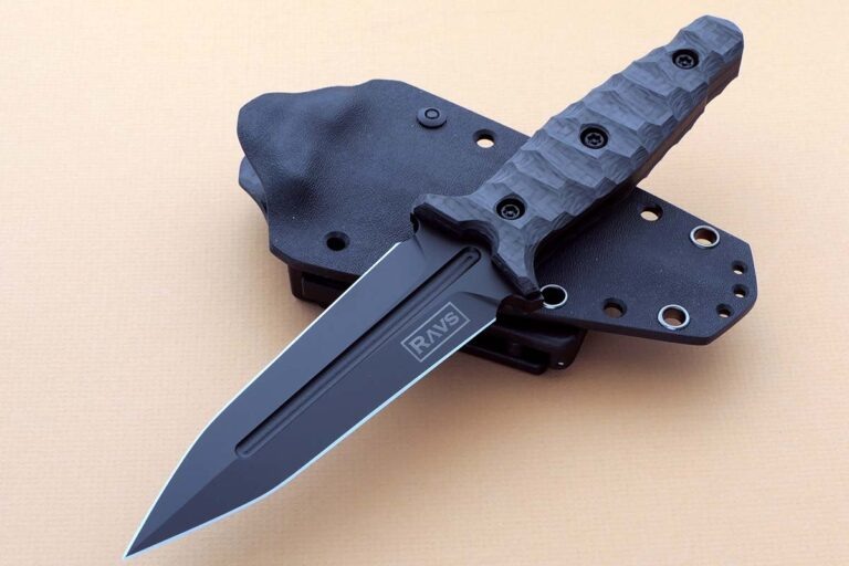 Кинжал Spektra от Рафала Колаковски представляет собой 5-дюймовый клинок из нержавеющей стали Becut с чёрной отделкой Cerakote®. Рукоятка выполнена из чёрного углеродного волокна. Общая длина кинжала составляет 9,75 дюймов. Ножны изготовлены из Kydex.

Кинжал оснащён двойной полой заточкой, полным двойным остриём с фуллером для обеспечения дополнительной поперечной прочности. Также предусмотрены зазубрины и двойная защита со скульптурным материалом рукояти для улучшения эргономики. Кинжал предназначен для выполнения серьёзных задач.