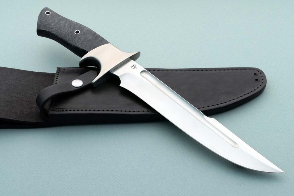 Нож Vanguard Guardian от Дэвида Бродвелла представляет собой изделие с 8-дюймовым лезвием из нержавеющей стали CPM 154, выполненным вручную и имеющим сатинированное покрытие. Клинок украшен чешуйками из чёрной Micarta®. Общая длина ножа составляет 13 дюймов.

Нож поставляется в кожаных ножнах от Nita Broadwell.

Этот нож является воплощением того, каким должен быть тактический нож с сабельным эфесом. Лезвие ножа усилено фуллером для придания ему дополнительной прочности. Гарда и рукоятка выполнены из титана. 