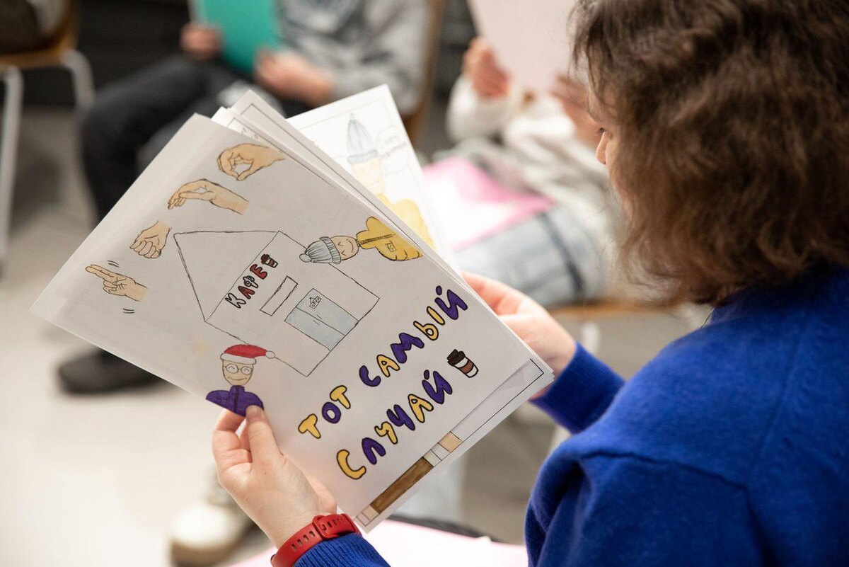 Илона Данилова и её комикс "Тот самый случай". предоставлено пресс-службой Дома культуры "ГЭС-2"