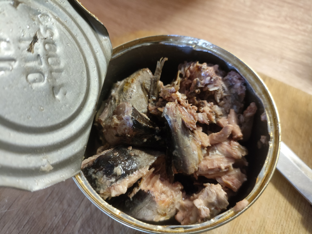 Мелкие хвостики и какие-то обрезки. И сухая. Макрель, скорее всего.