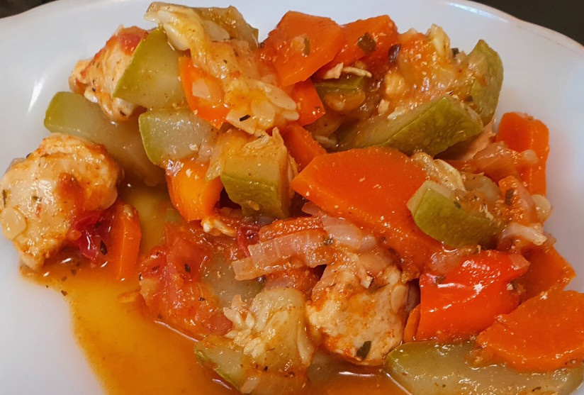 Приготовленной куриное филе с кабачками и перцем в мультиварке