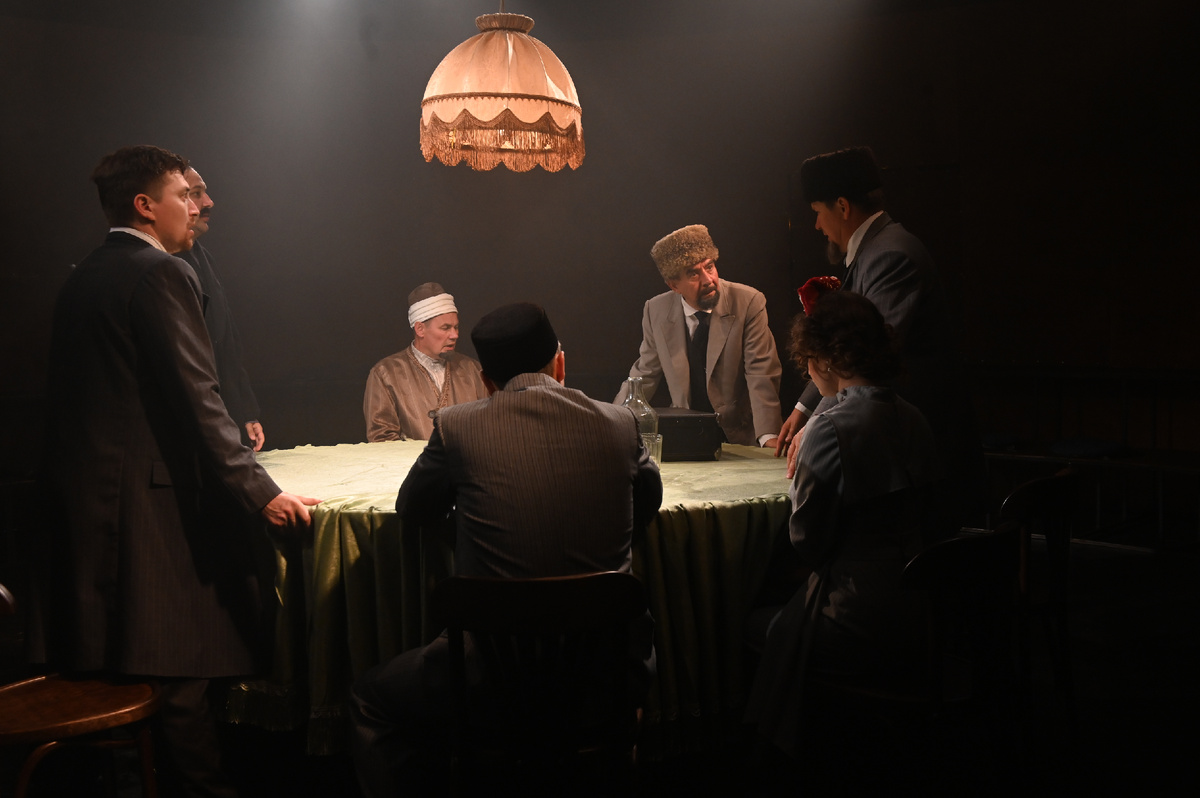 Герои спектакля "Без ветрил". Фотография с официального сайта Театра им.Тинчурина