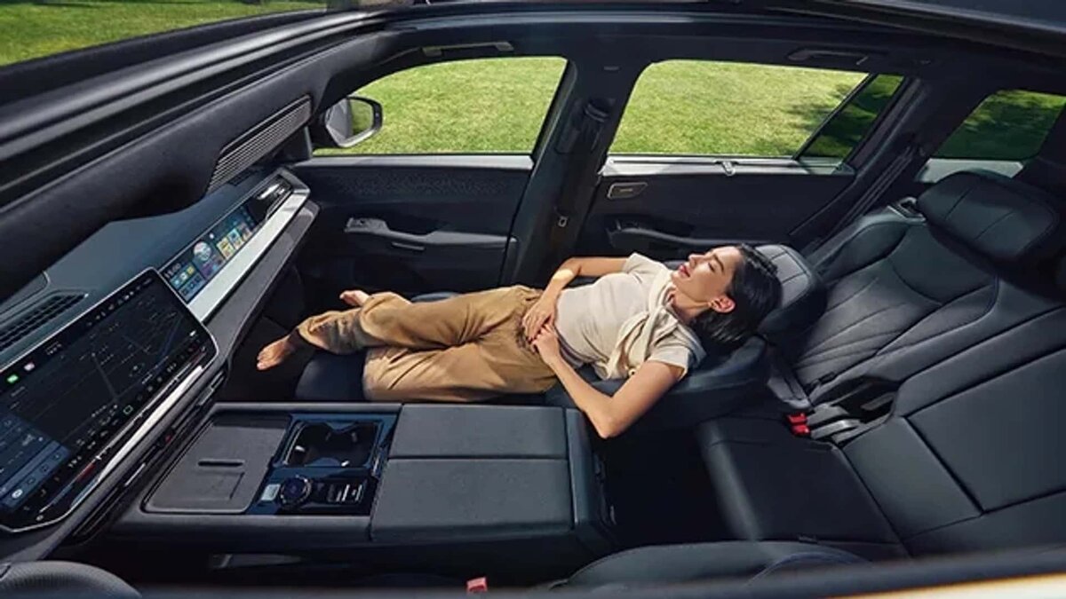 Также доступны передние сиденья с подогревом, вентиляцией и функцией массажа, а также электрическая подставка для ног на полностью откидывающемся пассажирском сиденье.