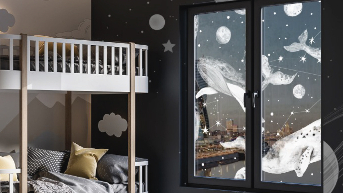 Вместо полной темноты окна мерцают мягким светом — в такой расслабляющей атмосфере засыпать гораздо приятнее