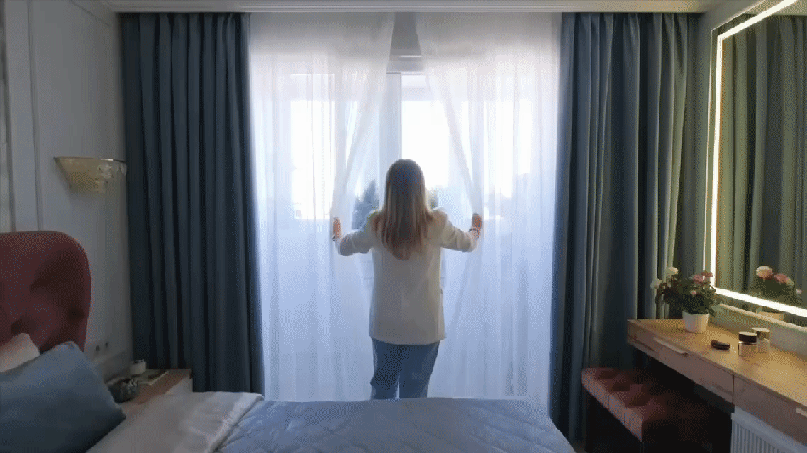 Створка сдвигается в сторону легким движением руки, не перекрывая пространство и не задевая мебель
