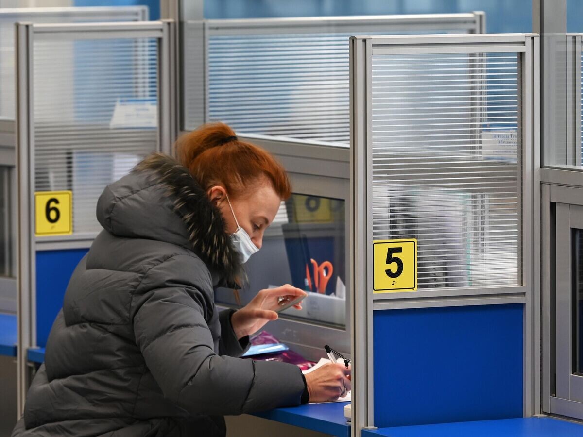    Женщина в пенсионном фонде в Москве© РИА Новости / Максим Блинов