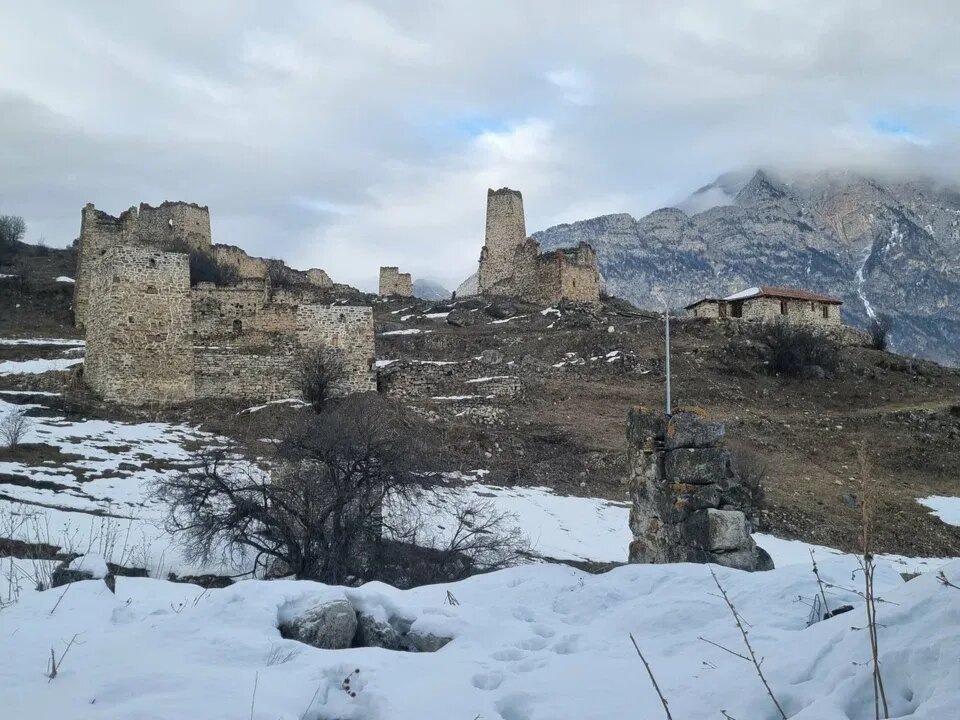 Постройки украшены рисунками и петроглифами, на некоторых из них можно увидеть оттиски ладоней мастеров. Кстати, эти башни не имеют фундаментов. Фото: Оксана Кухтина / Яндекс Карты