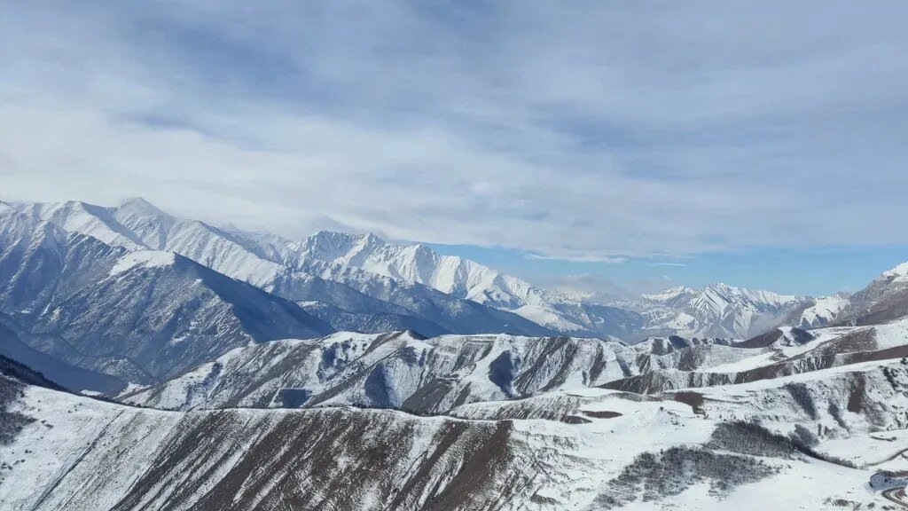 Своими очертаниями хребет Цей-Лоам напоминает Доломитовые Альпы. Природная локация эффектно смотрится в любое время года. Фото: Ольга Ивлева / Яндекс Карты