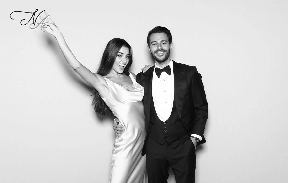 Фото со свадьбы друзей Ханде и Хакана. На мой взгляд, оно наилучшим образом отражает несколько взбалмошный характер модели и актрисы, которая никому не даст скучать. 