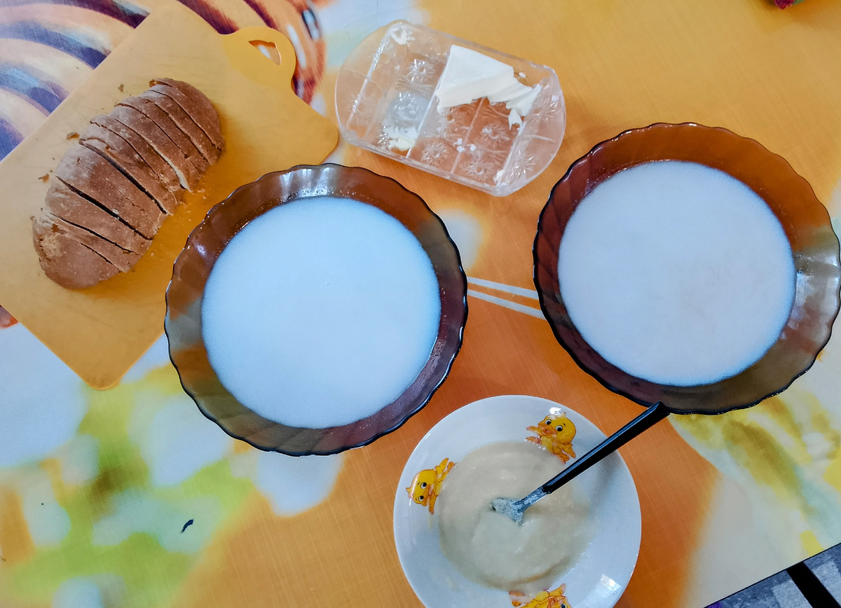 Завтрак - молочный суп, быстрая каша для малыша я потом ещё его супчиком докормила, хлеб с маслом