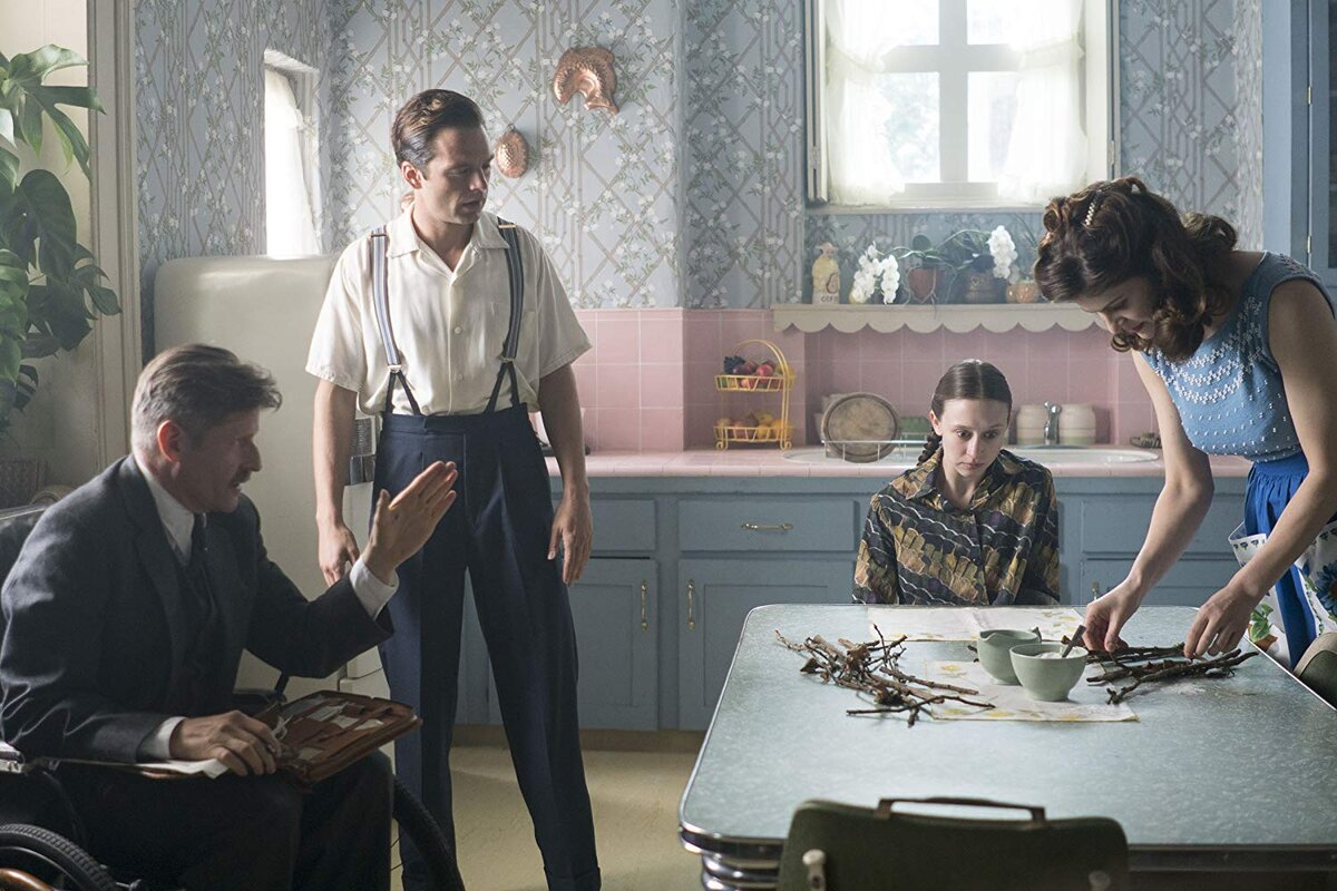 Кадры из фильма "Мы всегда жили в замке" (2018).