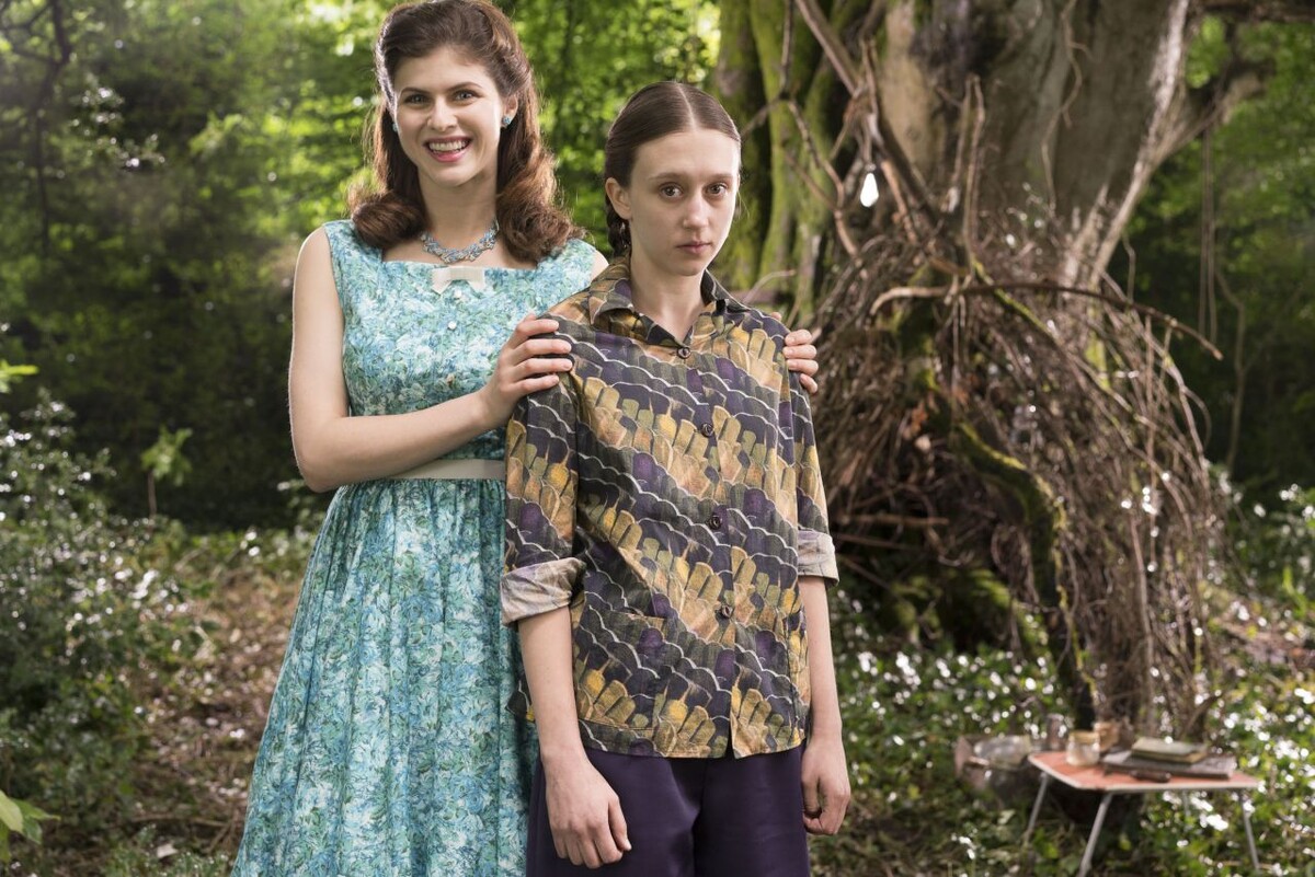 Кадры из фильма "Мы всегда жили в замке" (2018).