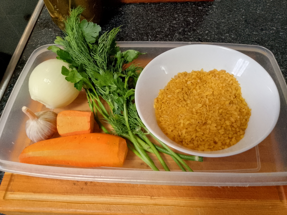 Булгур можно заменить перловкой или полбой, но её необходимо замочить в воде заранее и время приготовления увеличится на 20 минут