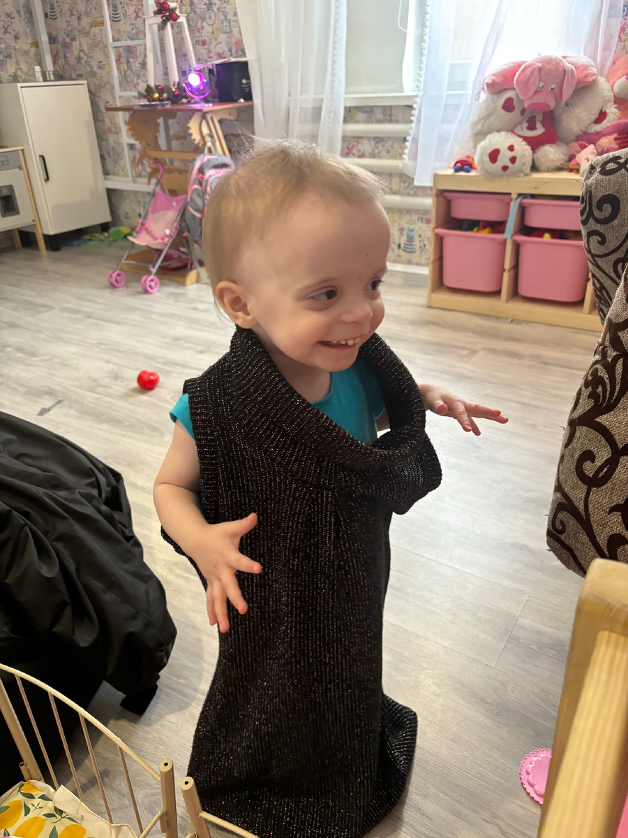 Маша в Олином платье