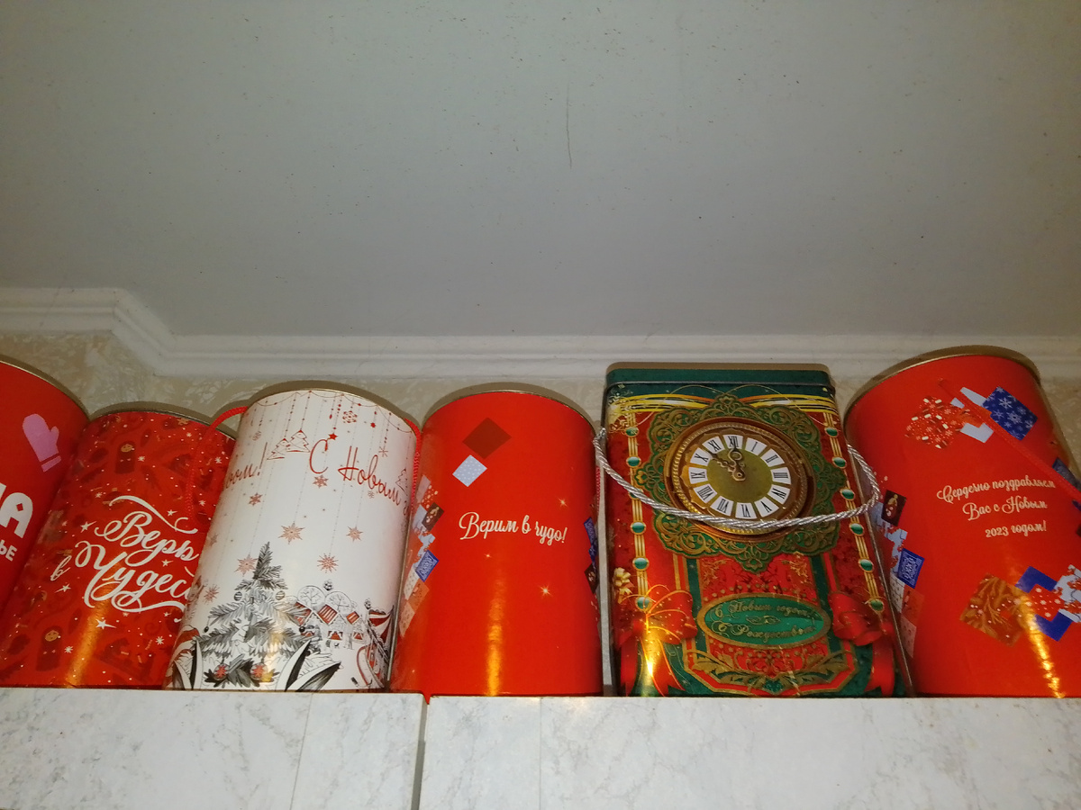 Всё коробки не поместились. В них наш травяной чай