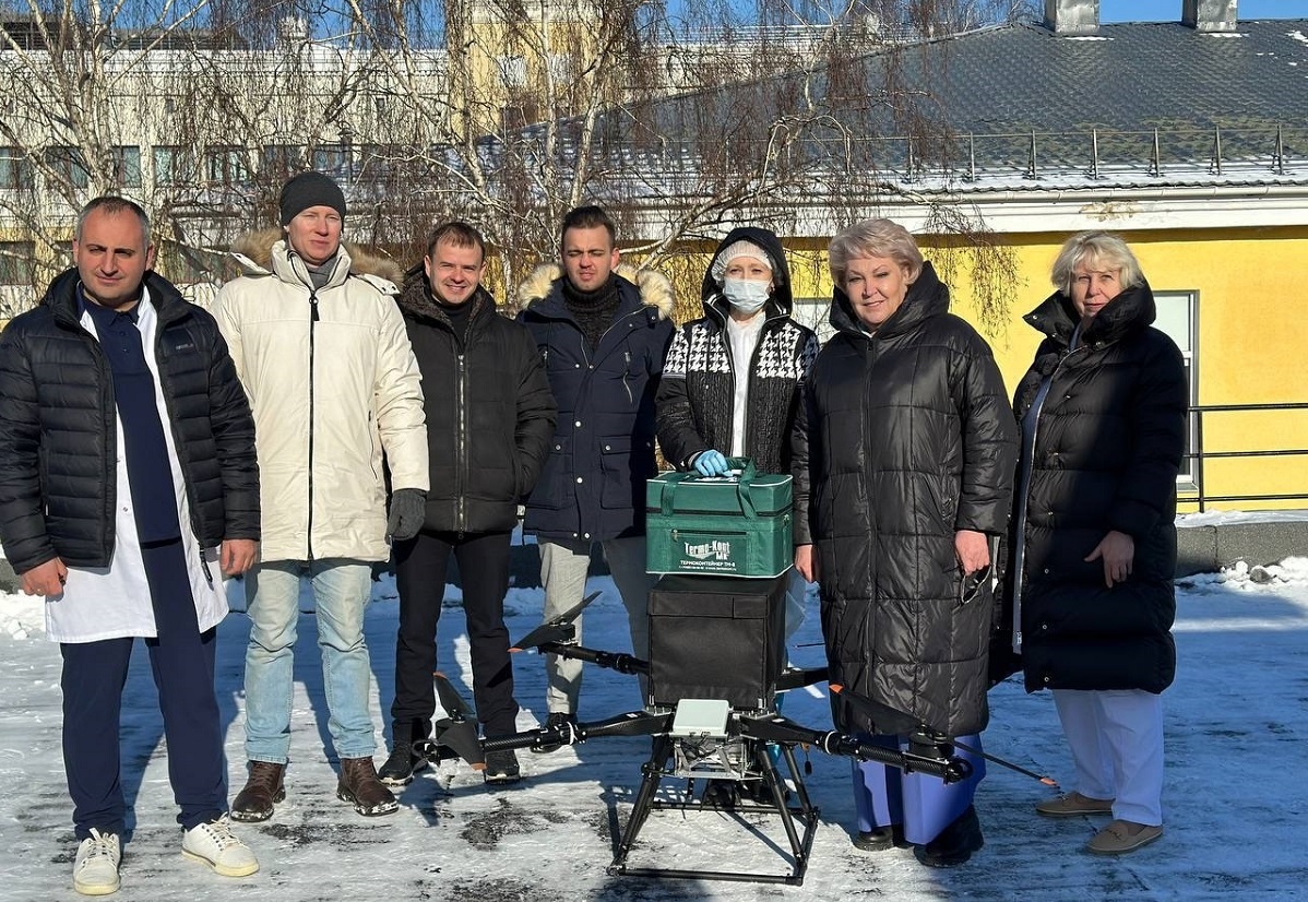    На крыше центра СПИД дрон встречала большая делегация