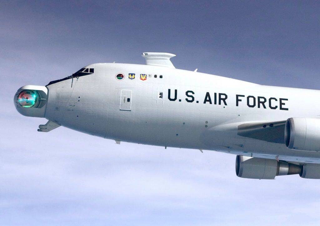 Бортовой лазер Boeing YAL-1 на Boeing 747 в качестве платформы способен перехватывать тактические баллистические ракеты