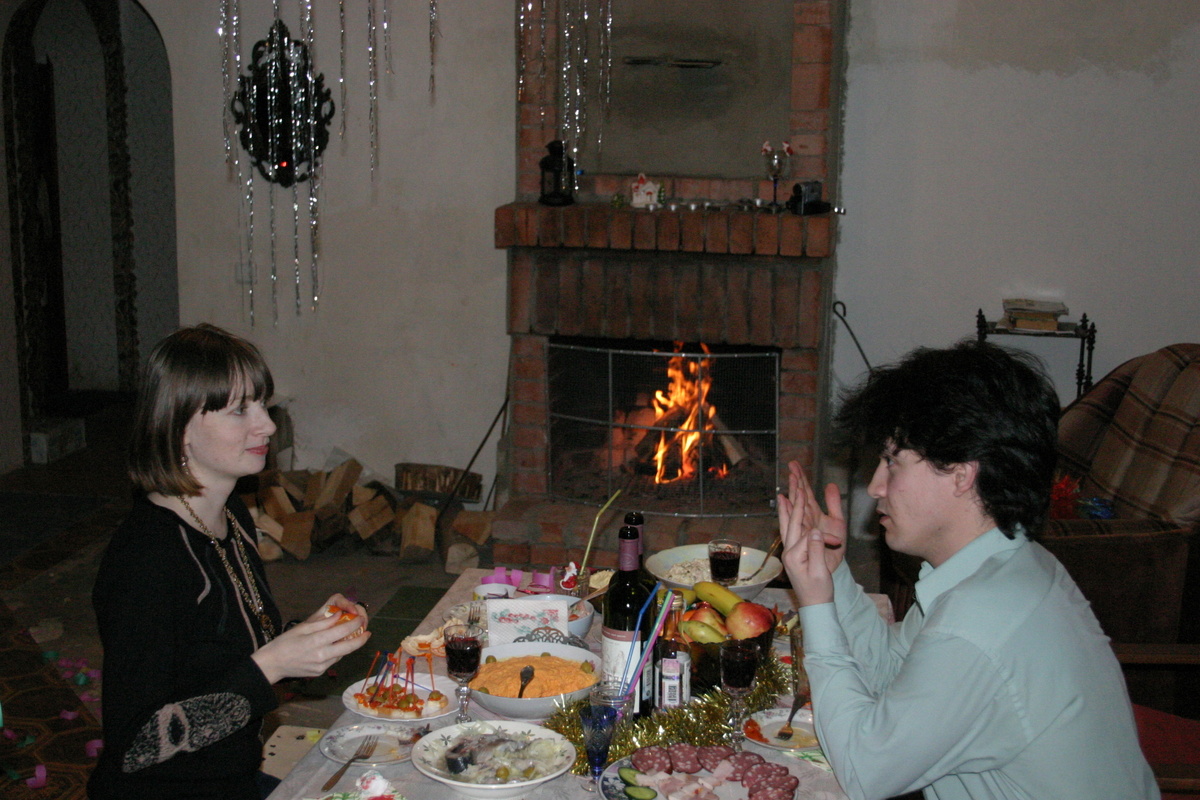В Новый год у камина в 2010 году. Я и муж 15 лет назад :)
