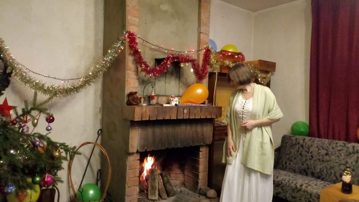 Все у того же камина уже в 2019-м. Мало что поменялось, но хоть мебель приличней стала)) И люстра побольше, так что стало светлее)