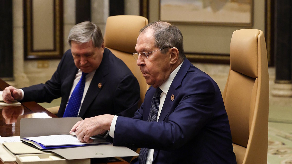     Глава МИД РФ Сергей Лавров (справа) и помощник президента РФ Юрий Ушаков (слева) во время российско-американских переговоров во дворце Эд-Диръия Роман Захаров
Глава МИД РФ Сергей Лавров (справа) и помощник президента РФ Юрий Ушаков (слева) во время российско-американских переговоров во дворце Эд-ДиръияAP/TASS