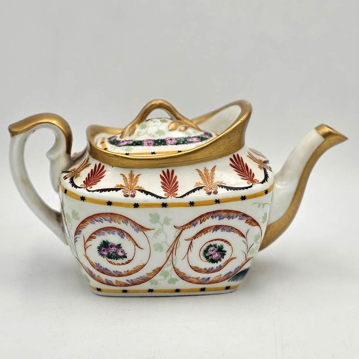 Декоративный чайник с розами. Роспись ГФЗ, 1920 г., бельё ИФЗ 1882 г, все фото bidspirit.com