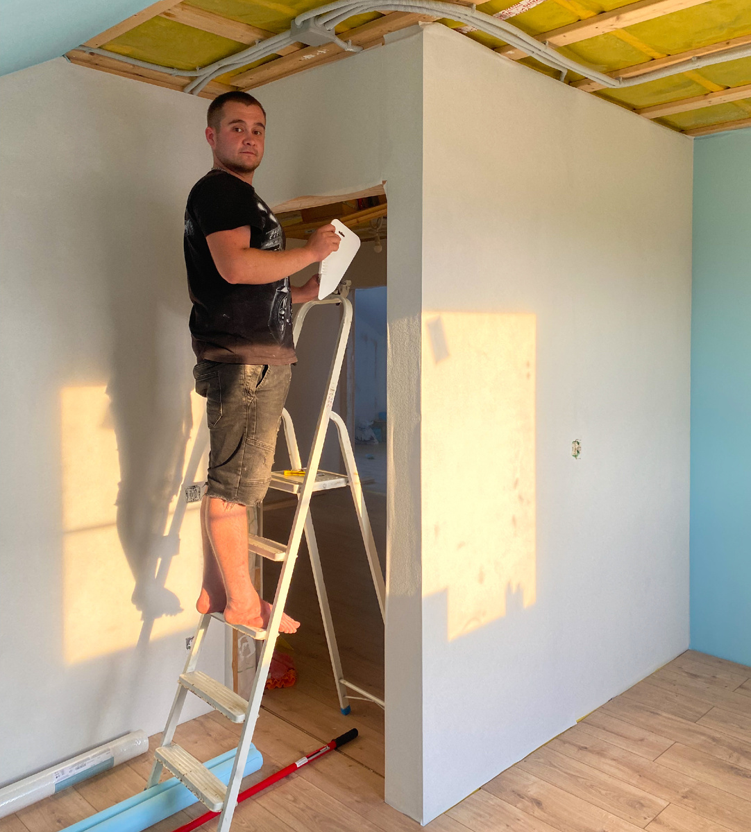 Глаша выбрала бело-голубые тона в комнате