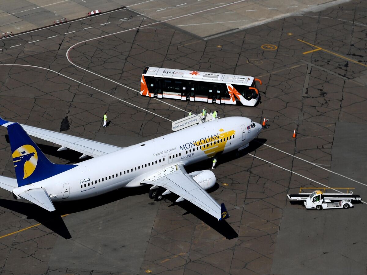    Самолет монгольских авиалиний в аэропорту Улан-Батора© РИА Новости / Владимир Астапкович