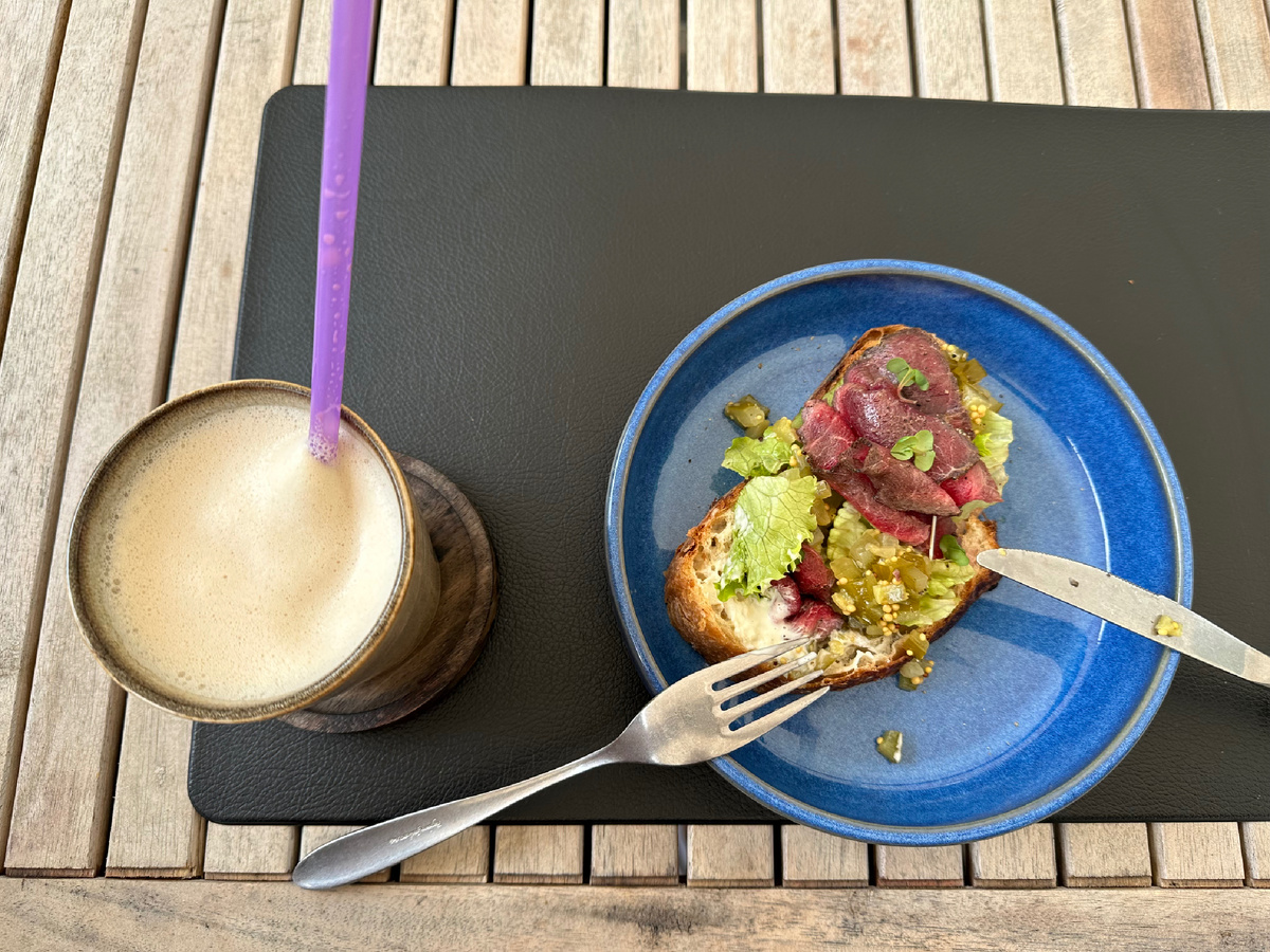 Завтрак в местном гастробаре