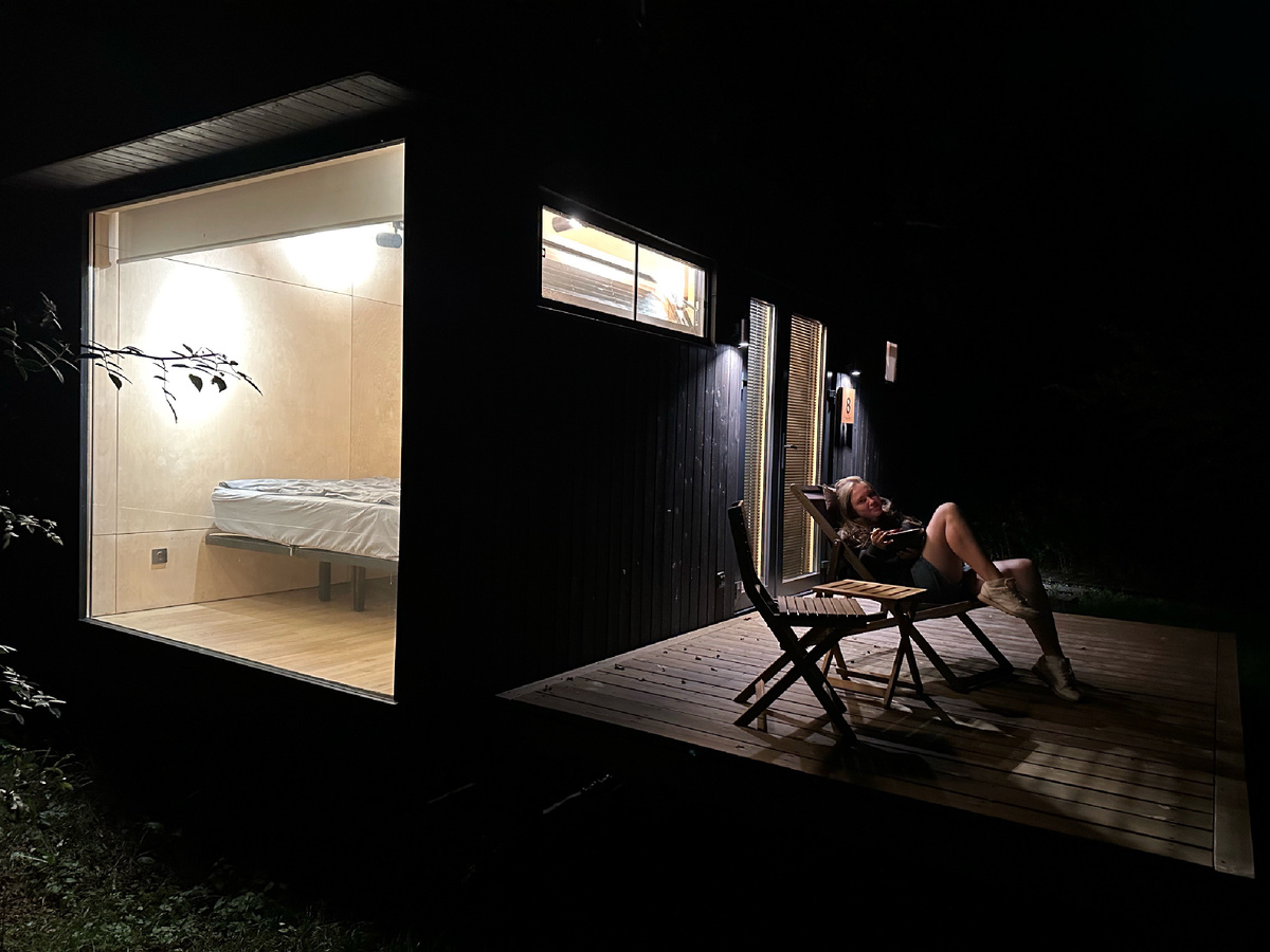 Домик в глэмпинге ночью