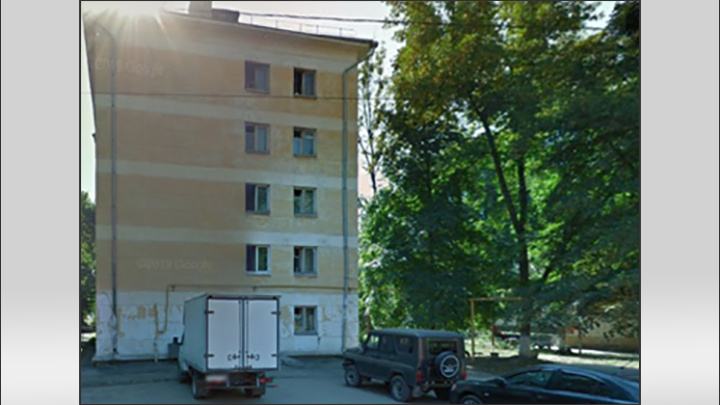 Типичная блочная общага на окраине. Фото: google.com/maps