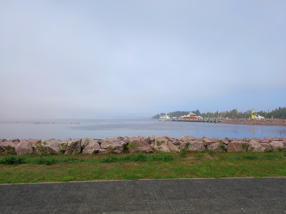 Тот самый порт. 10:00, туман еще не разошелся. Листайте галерею.