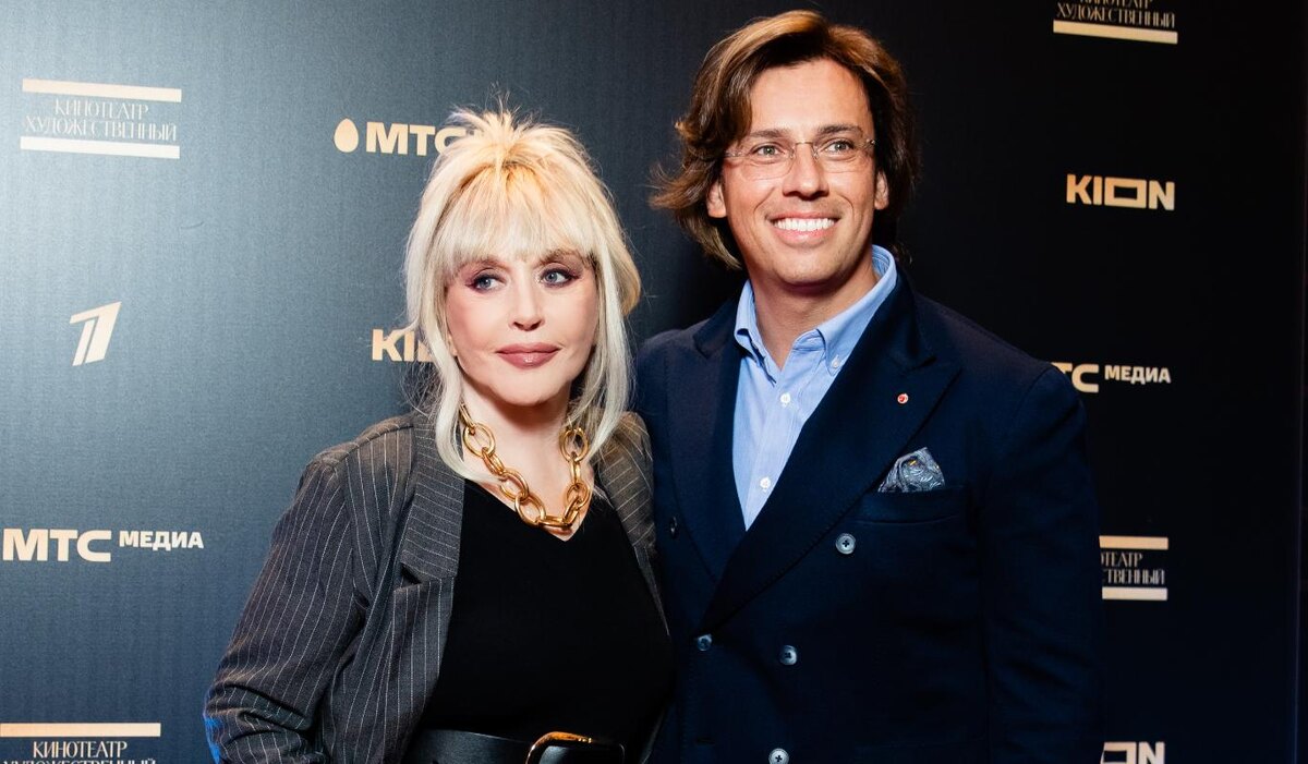     Жители Грязи рассказали о горящем свете в замке уехавших Пугачевой и Галкина*