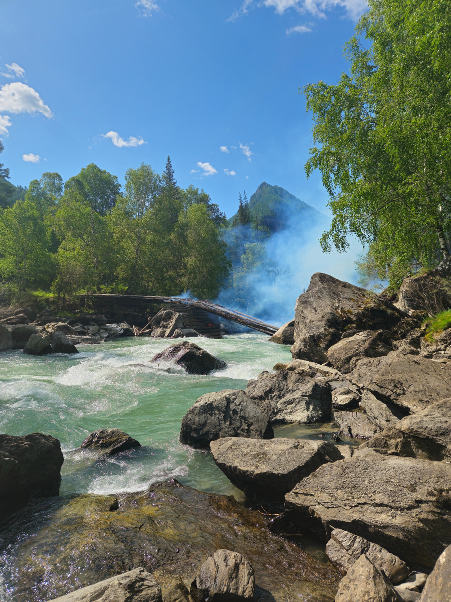 К самому порогу не удалось подойти...Думаю, причина видна по фотографии. Говорят,  специально поджигают, чтобы отстроили новый мост..
