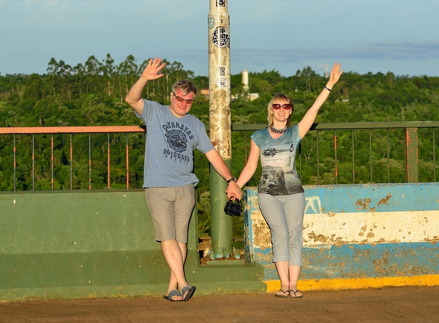 На границе Бразилии и Аргентины, а за спиной невдалеке Парагвай