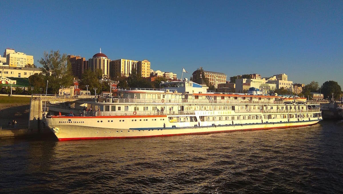 Теплоход «Валерий Чкалов» у причальной стенки родной Самары