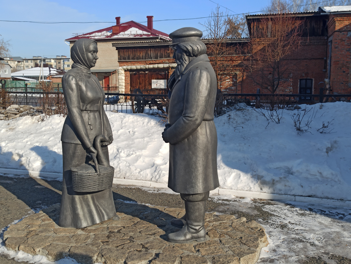  Скульптурная композиция «Старый город» создана по мотивам сатирической повести «Шадринский гусь» Евгения Александровича Фёдорова. Расположена у здания шадринского краеведческого музея 