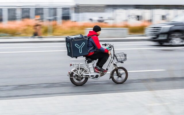 Права для электровелосипеда не нужны. Но только в случае, если девайс действительно принадлежит к категории СИМ, а не скрывает под безобидным внешним видом самый настоящий мопед (Фото: Alex PakhoMovie / Shutterstock / FOTODOM)