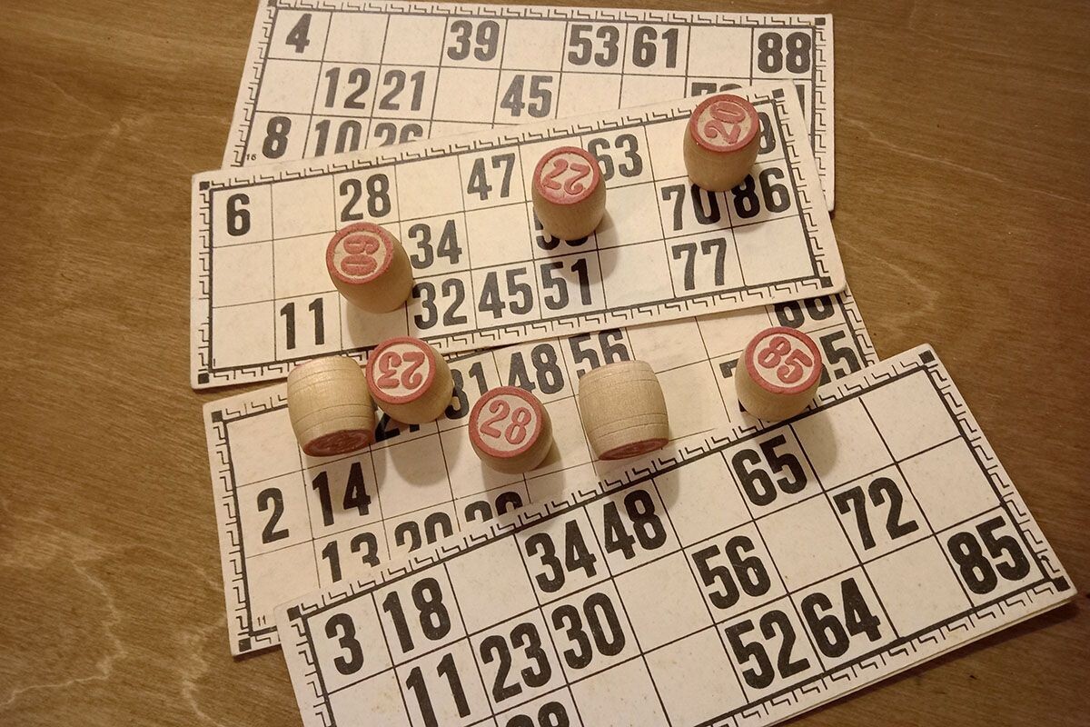 Самое важное в игре — это прямоугольные карточки с таблицами и бочонки с числами. Источник: личный архив Александры Журавлевой📷
